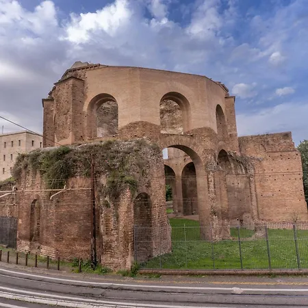 Апартаменты 3 Minutes Walk From Termini Station With Temple View *