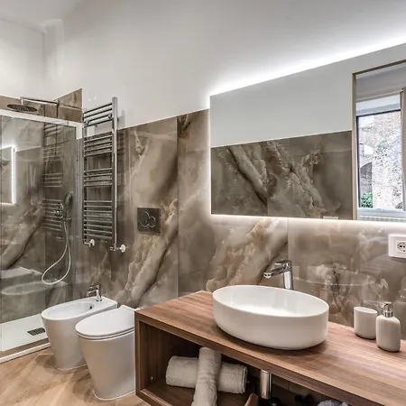 3 Minutes Walk From Termini Station With Temple View