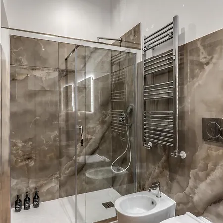3 Minutes Walk From Termini Station With Temple View